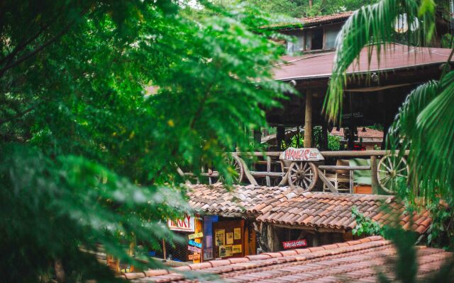 Kadir's Tree Houses