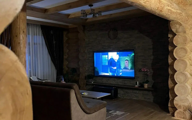 Uyutny dom v lesu u reki Private house