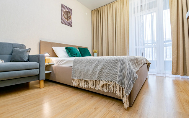 Uyutnaya sovremennaya studiya na Parkovom Flat