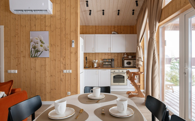 Uyutnyy dom s panoramnymi oknami s vykhodom na terrasu Private house