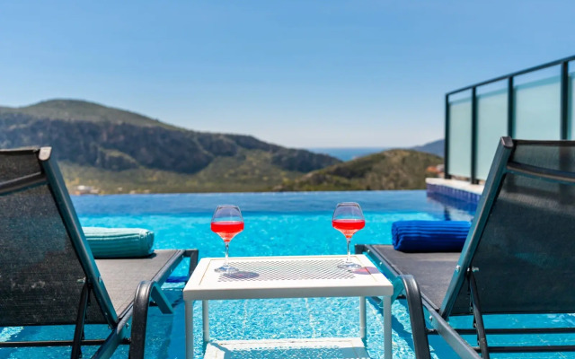 Вилла Modern Villa Overlooking the Sea