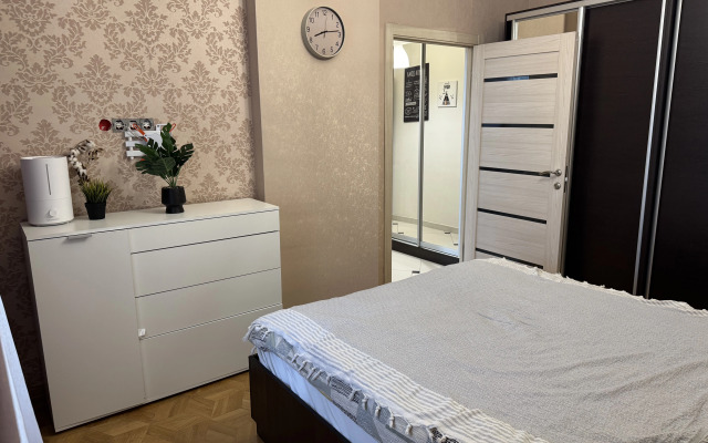 Uyutnaya V Izumrudnyh Holmah Flat