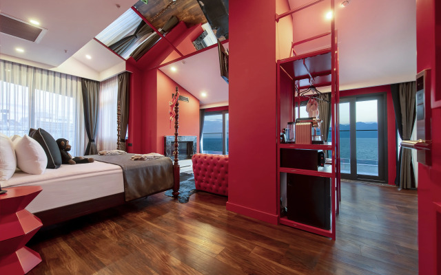 Lucky Monkey Hotel