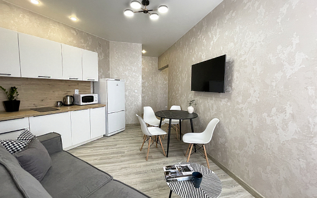 V tsentre s vidom na reku Flat