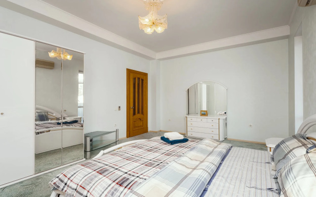 Pyatikomnatnaya V Tsentre Yalty Flat