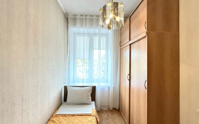 Chetyrekhkomnatnaya v Centre na Ostrovskogo Flat