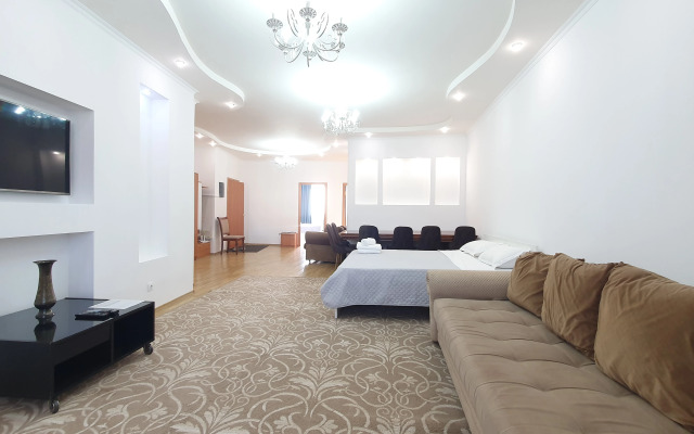 Trekhkomnatnye S Shikarnym Vidom Na Bayterek 251 Apartments