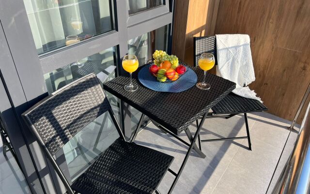 3kh mestnaya studiya studiya s balkonom i basseynom Apartments
