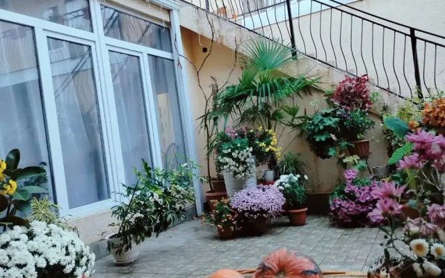 Меблированные комнаты У Ларисы В Вардане