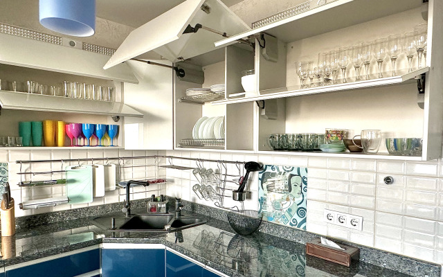 Частный дом с прудом террасами джакузи