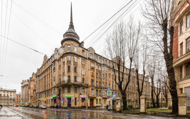 1912 s Vidom na Kryshi Peterburga Flat