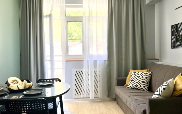 65 m udobnaya dlya semyi naprotiv Kazino s vidom na gory Flat
