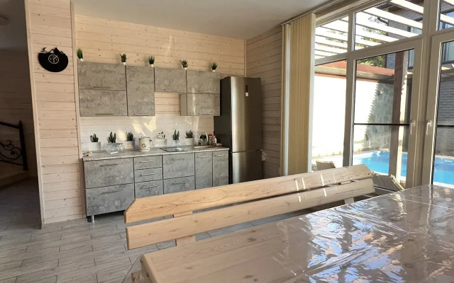S baney i basseynom Private house