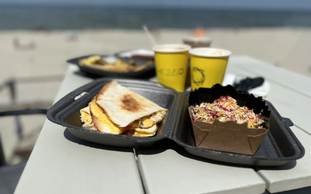 Uyutnoye gnezdyshko na Zapadnom plyazhe Baltiki Flat