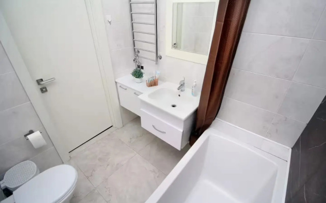 Trekhkomnatnaya V Zhk braun Vozle Trts Mega Almaty Flat