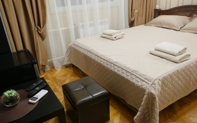 Den i Noch na Profsoyuznoy hotel