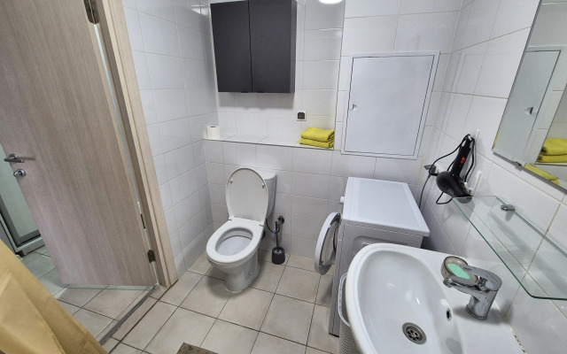 Bolshaya 2-Kh Komnatnaya Khoroshaya u Metro Otradnoye Flat