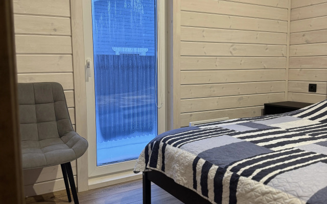 Частный дом на поляне