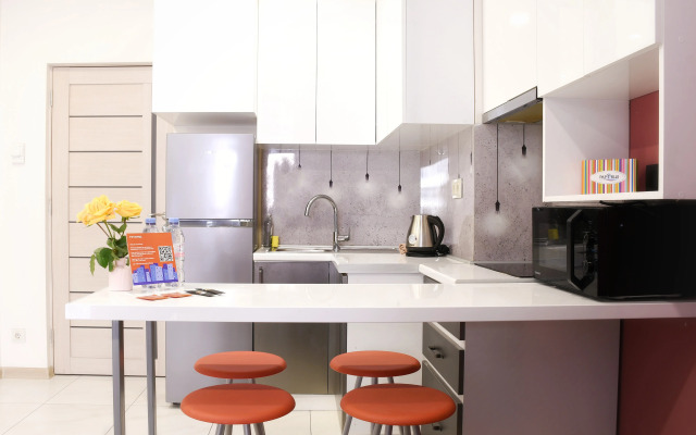 Stylish Gem Steps to Republic Square Apartments