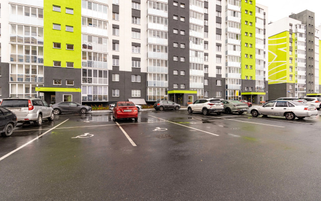 Квартира с желтым диваном