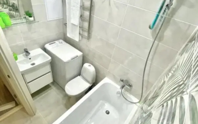 Apartamenty Studiya Izumrud Apart Energy s Paryashchej Krovat'yu i Lodzhiej