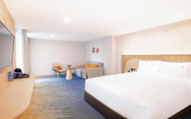 Holiday Inn Express and Suites Bangkok Central Pier by IHG