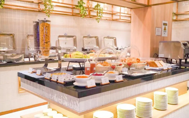 Holiday Inn Express and Suites Bangkok Central Pier by IHG