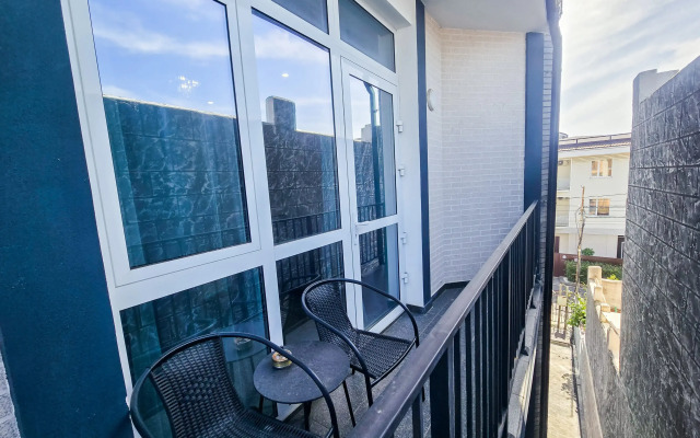 Nebol'shaya studiya dlya 2kh chelovek dlya uyedineniya so svoim balkonchikom Flat