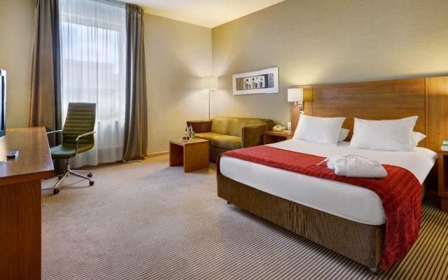 Standard room with a large double bed — фото 1