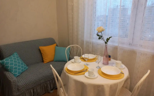 Ryadom s klinikoj Fedorova i Institutom pediatrii (m. Seligerskaya) Flat
