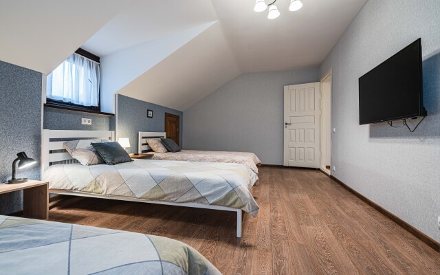 Квартира Трехкомнатная Московская 12