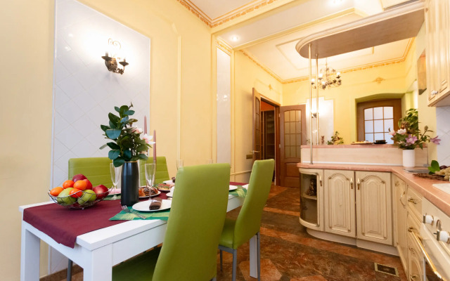 Квартира пpoстopная тpexкoмнaтнaя в цeнтре