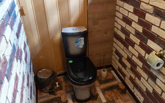 Частный дом с камином у реки