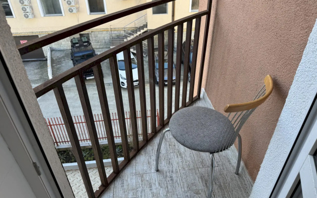 276 prostornaya u morya s balkonom Flat