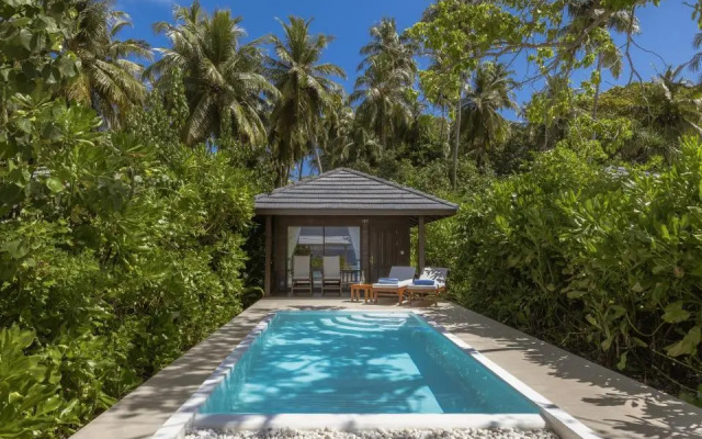 Курортный отель Royal Island Resort & Spa