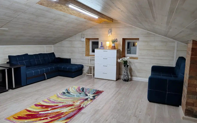 Частный дом с баней и пирсом на берегу пруда