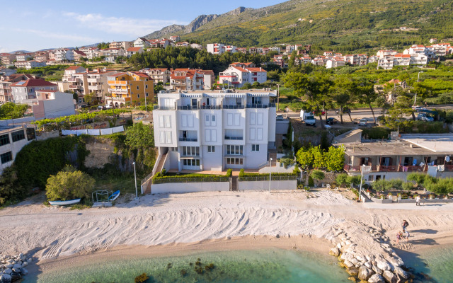 Spacious Beachfront Apartments Tanita