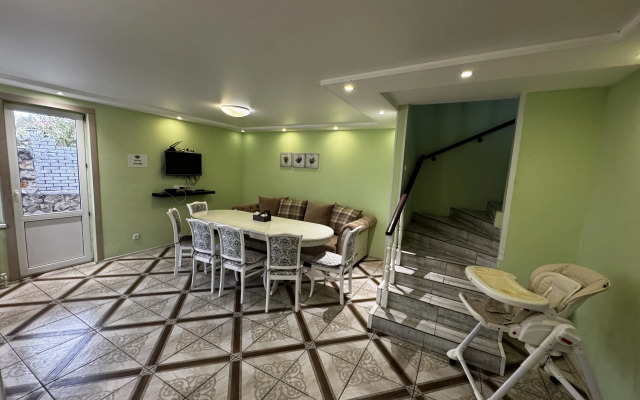 Dvukhetazhny s Saunoy Privat House