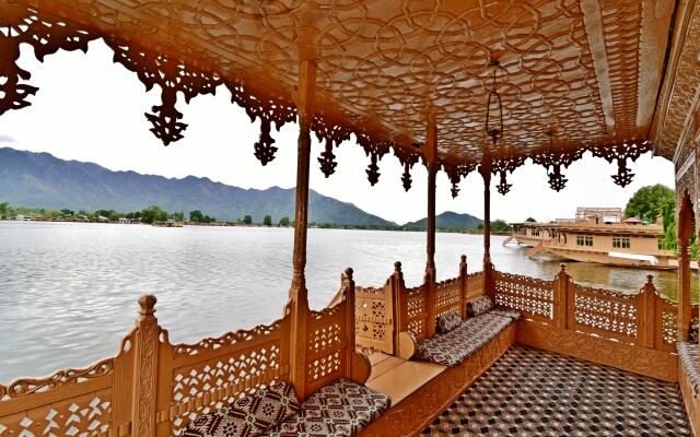 Wangnoo Worth Houseboats Hotel