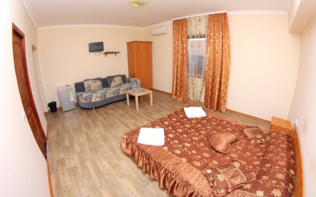 V Gostevom Dome ochag Living quarters
