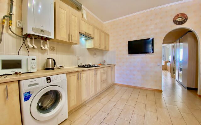 Luxury Apartment with Balcony on the Yalta Embankment
