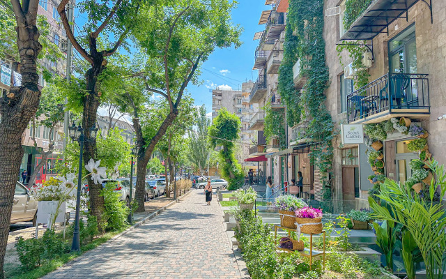 Vostochnaya Kvartira V Tsentre Apartments