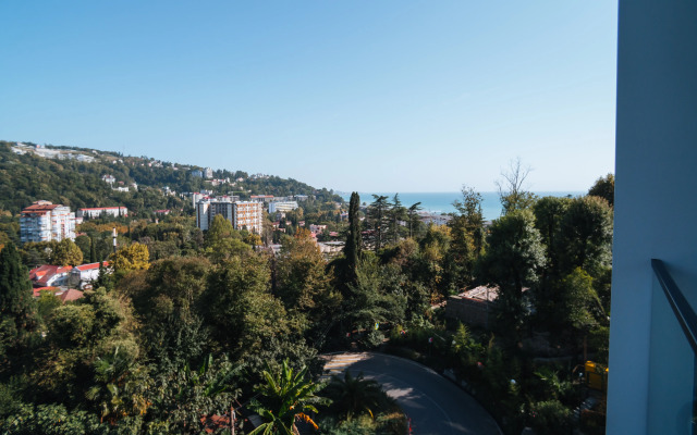 V Sochi Tsentr  Khosty s kruglogodichnym podogrevaemym bassejnom i vidom na more AK Gorka Apartments