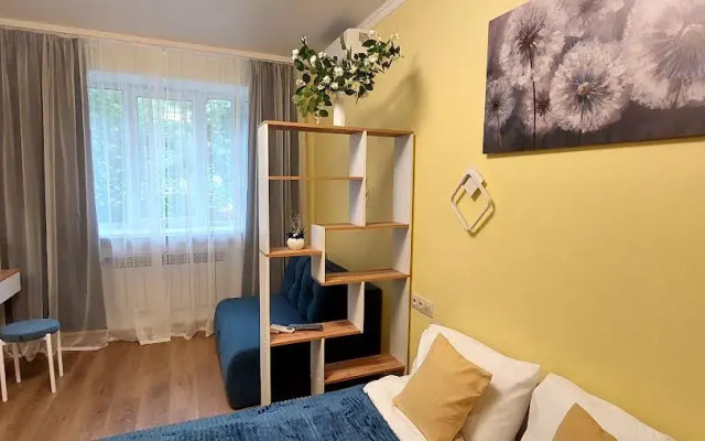 Biznes V Tsvetuschem Dvorike Flat