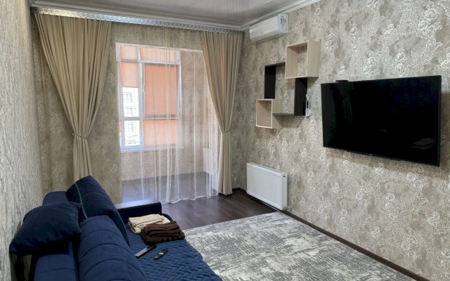 145 S Balkonom I Vitrazhnym Ostekleniem Flat