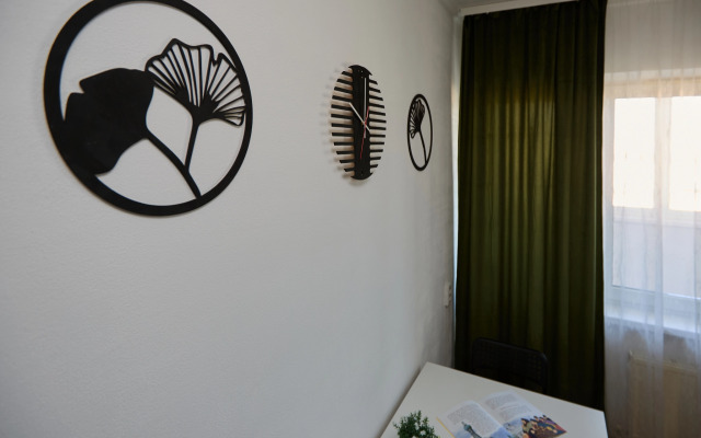 Квартира с диваном на кухне и балконом на Байбакова 2