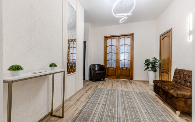 Trekhkomnatnaya Na Prospekte Nezavisimosti 23 Flat
