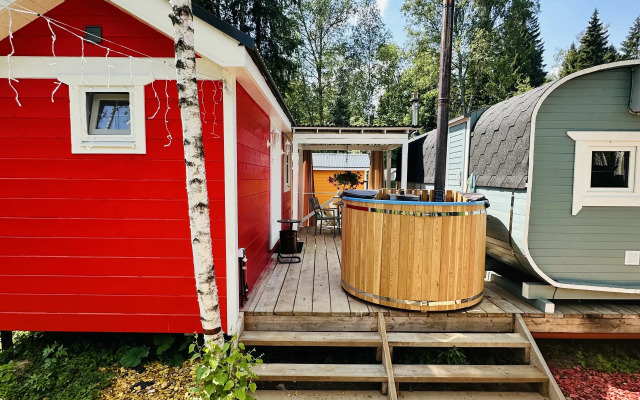 Krasny Domik V Lesu Na Zhivopisnoy Ulitse Glamping