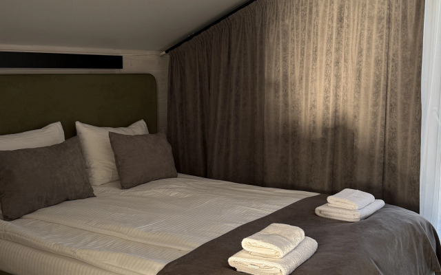 Dom s basseynom ryadom Solnechnoy dolinoy Private house