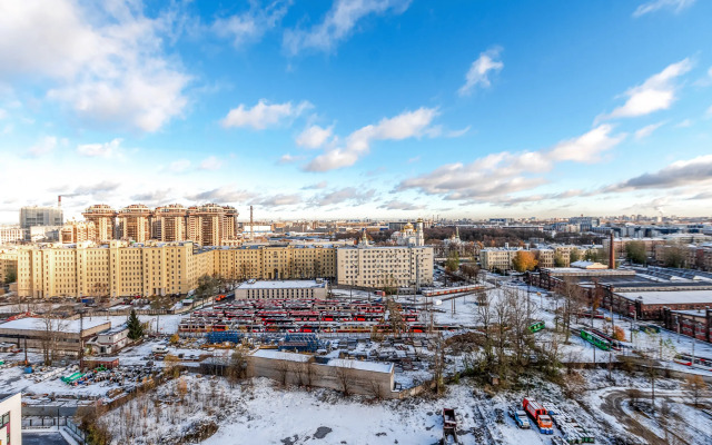 S balkonom i krasivym vidom u metro Apartments